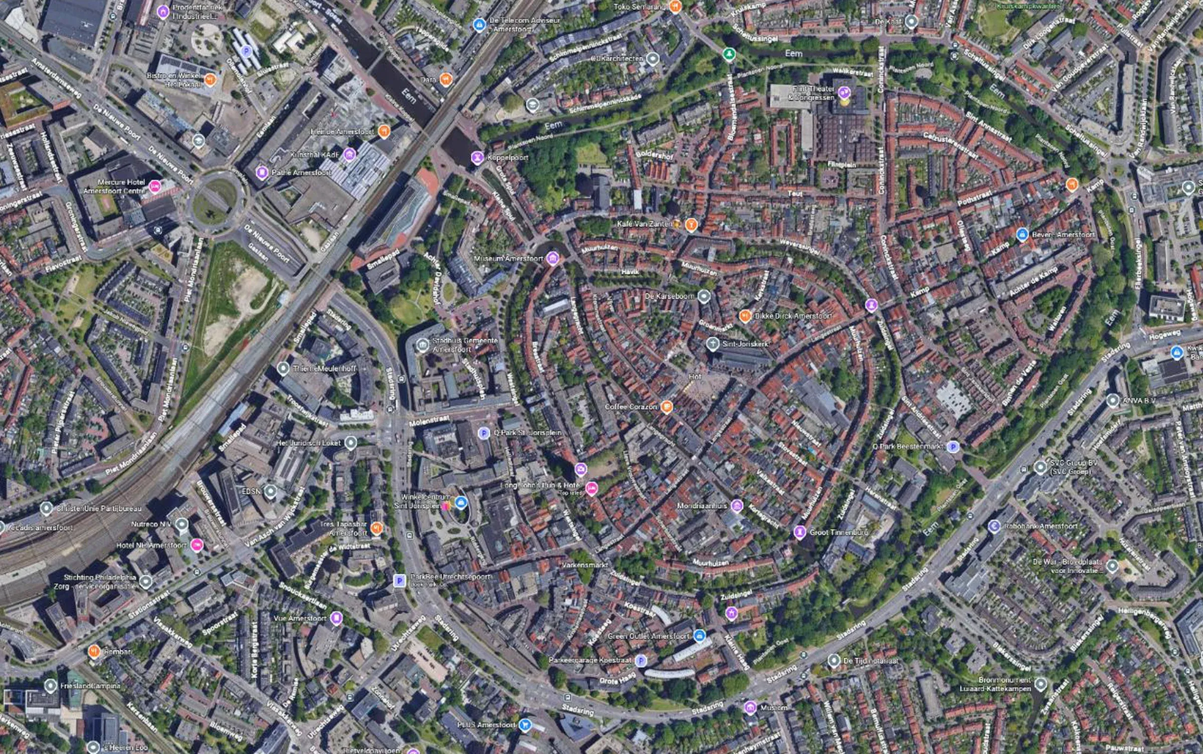 Google Maps satellietbeeld van de binnenstad van Amersfoort vol bedrijfsvermeldingen, de data die de scraper verzamelt